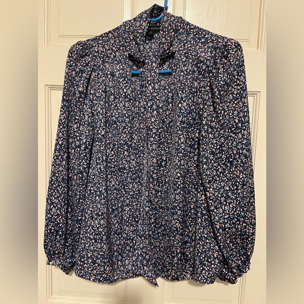 NW/OT Banana Republic Women’s Floral Blouse in a size M.